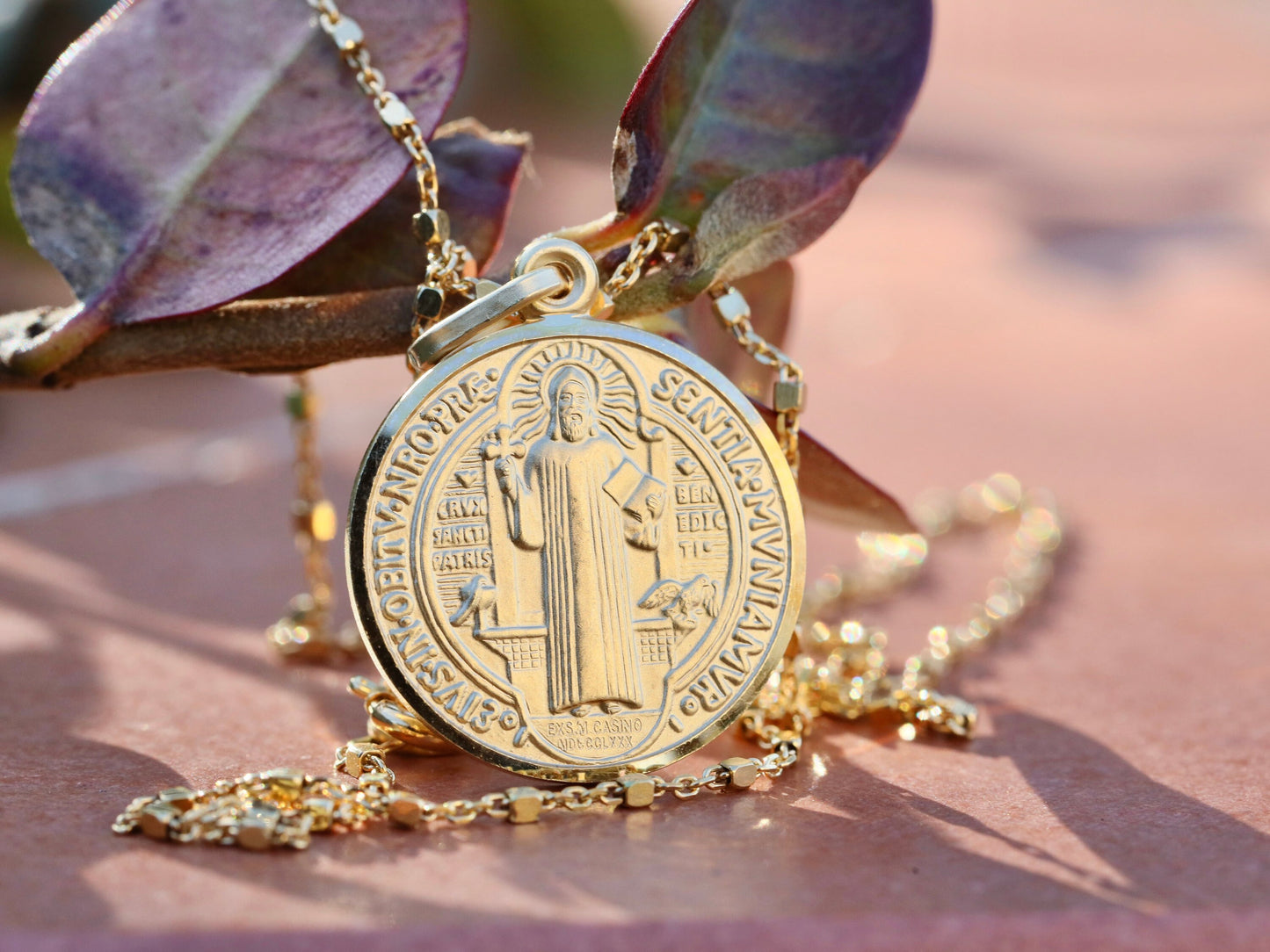 Medalla de San Benito, medalla chapada en oro de plata de ley de 18k, medalla de San Benito en miniatura, estilo minimalista, medalla para adolescente, medalla delicada