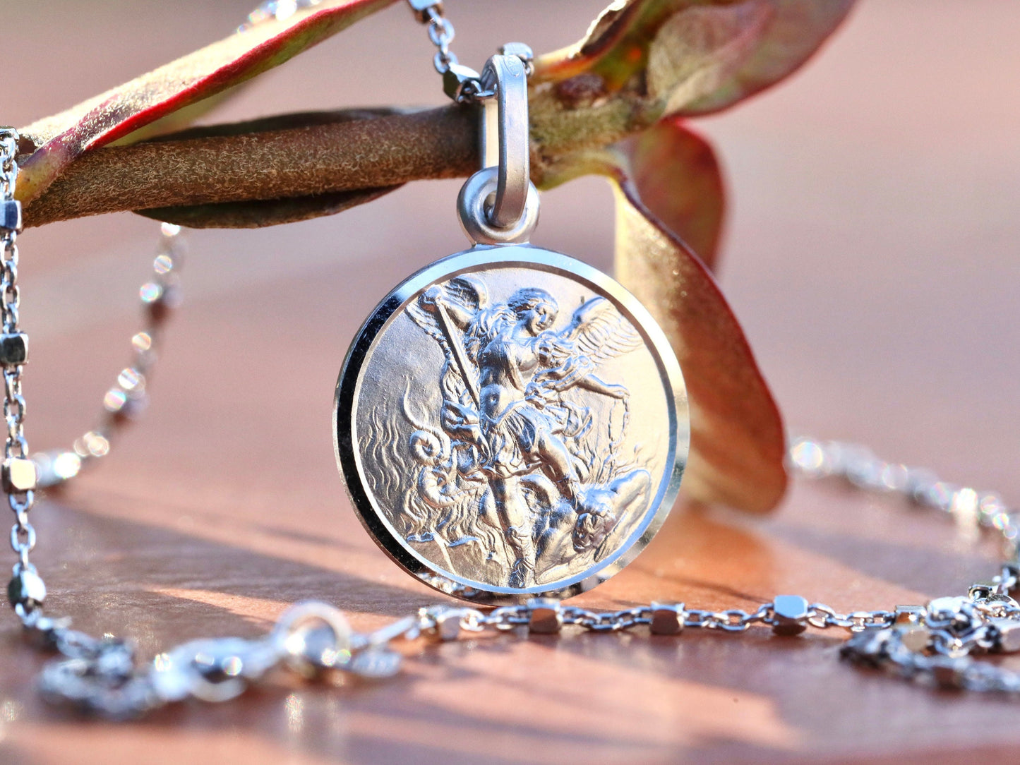 Medalla de San Miguel, medalla en miniatura, colgante delicado, plata de ley 925, regalo para adolescente, medalla redonda del arcángel Miguel, medalla delicada
