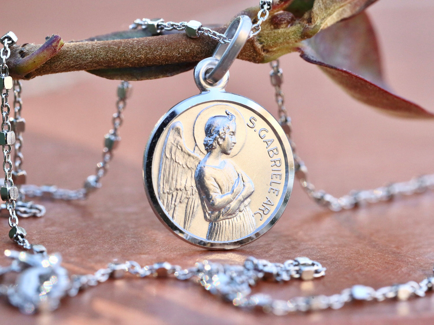 Medalla de San Gabriel, colgante arcángel de plata de ley 925, colgante mensajero de Dios de San Gabriel, medalla redonda de San Gabriel, regalo de cumpleaños