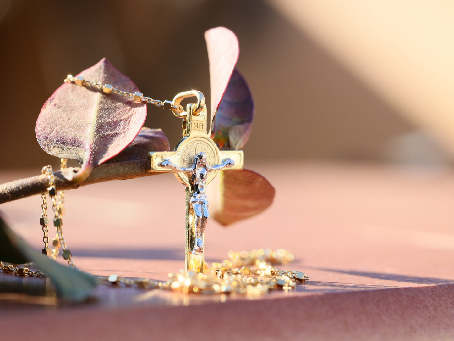 Cruz de San Benito, plata de ley 925 chapada en oro, cruz delicada para adolescentes, collar de cruz estilo miniatura, cruz de San Benito con alto detalle