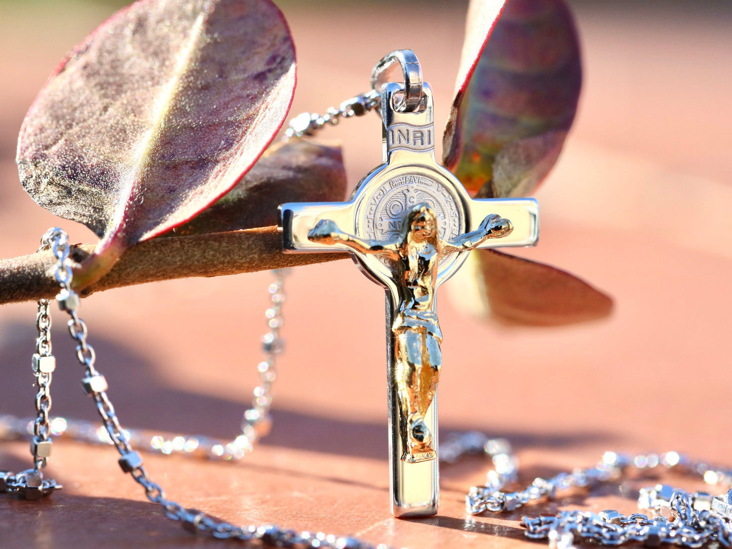 Cruz en miniatura de San Benito, plata de ley 925, cruz para adolescente, collar de crucifijo delicado, regalo para adolescente, crucifi de plata con alto detalle