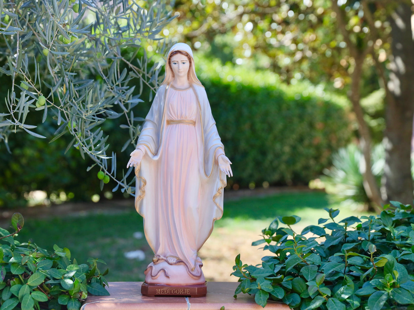 Estatua de Nuestra Señora de Gracia, estatua de polvo de mármol, estatua del altar casero de la Virgen María, estatua católica, estatua de jardín de 20 pulgadas, estatua rosa y gris