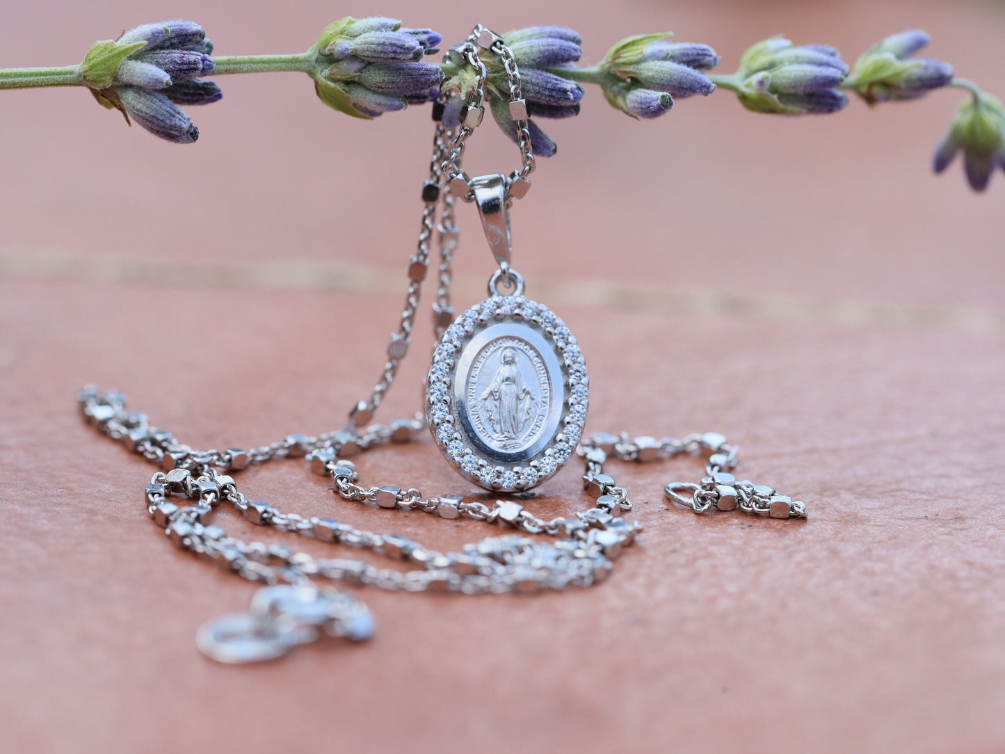 Medalla Milagrosa, plata de primera ley, medalla en miniatura de Nuestra Señora de Gracia, colgante delicado, medalla minimalista con circonio cúbico, regalo para adolescentes