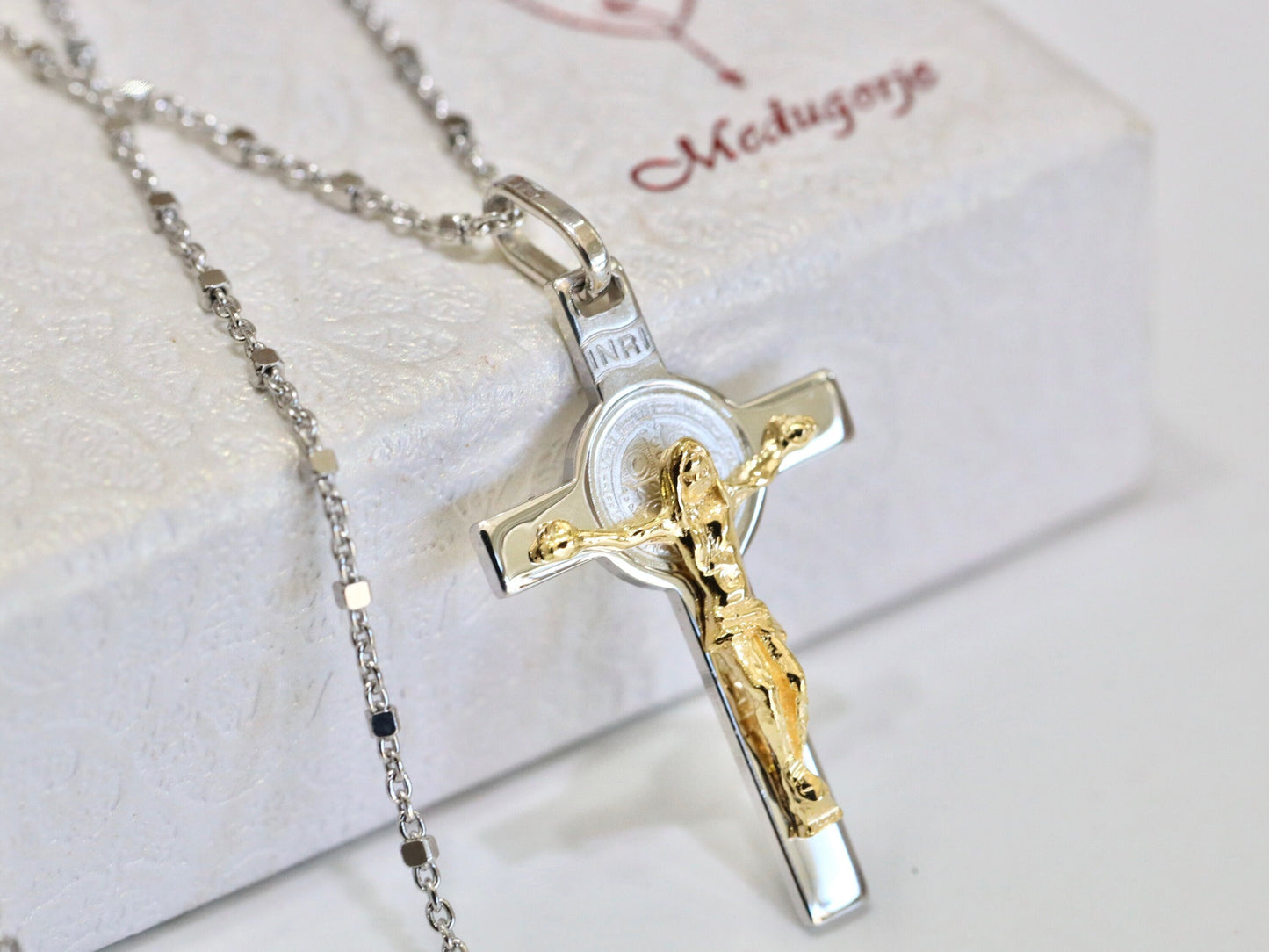 Cruz en miniatura de San Benito, plata de ley 925, cruz para adolescente, collar de crucifijo delicado, regalo para adolescente, crucifi de plata con alto detalle