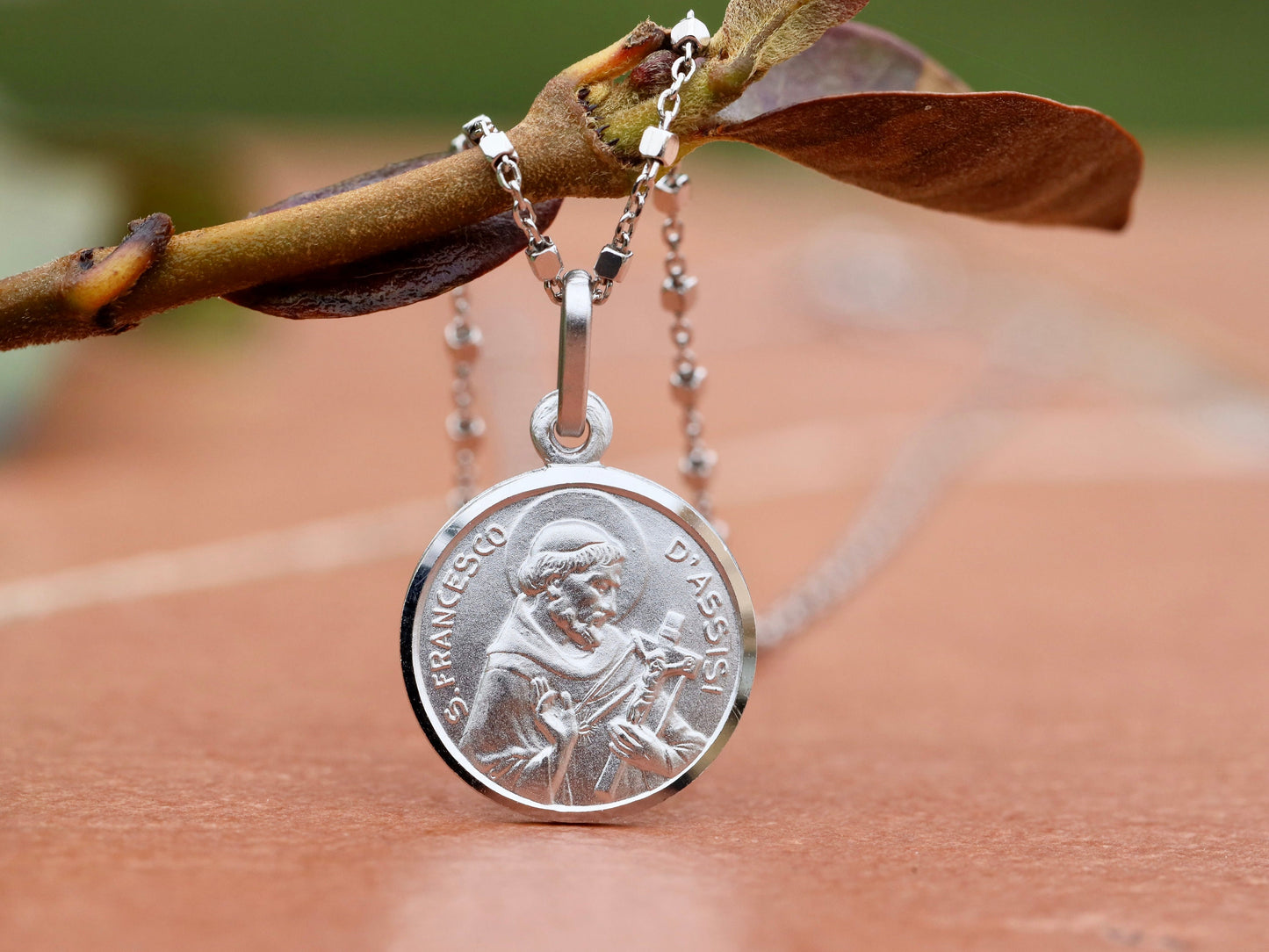Medalla de San Francisco, medalla de plata de ley 925, medalla de tamaño mediano de San Francisco de Asís, medalla de santo católico para mujeres, medalla devocional