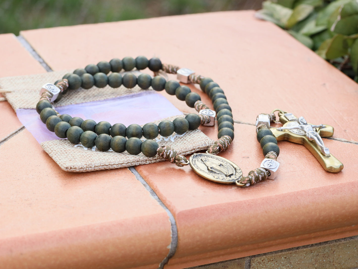 Rosario paracord para hombre, rosario de San Benito y Medalla Milagrosa, rosario verde militar resistente, rosario de cuerda táctica, rosario de crucifijo grande