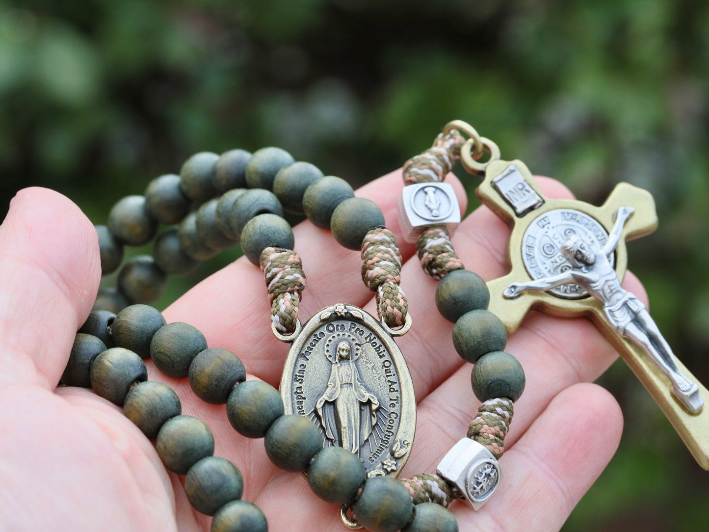 Rosario paracord para hombre, rosario de San Benito y Medalla Milagrosa, rosario verde militar resistente, rosario de cuerda táctica, rosario de crucifijo grande