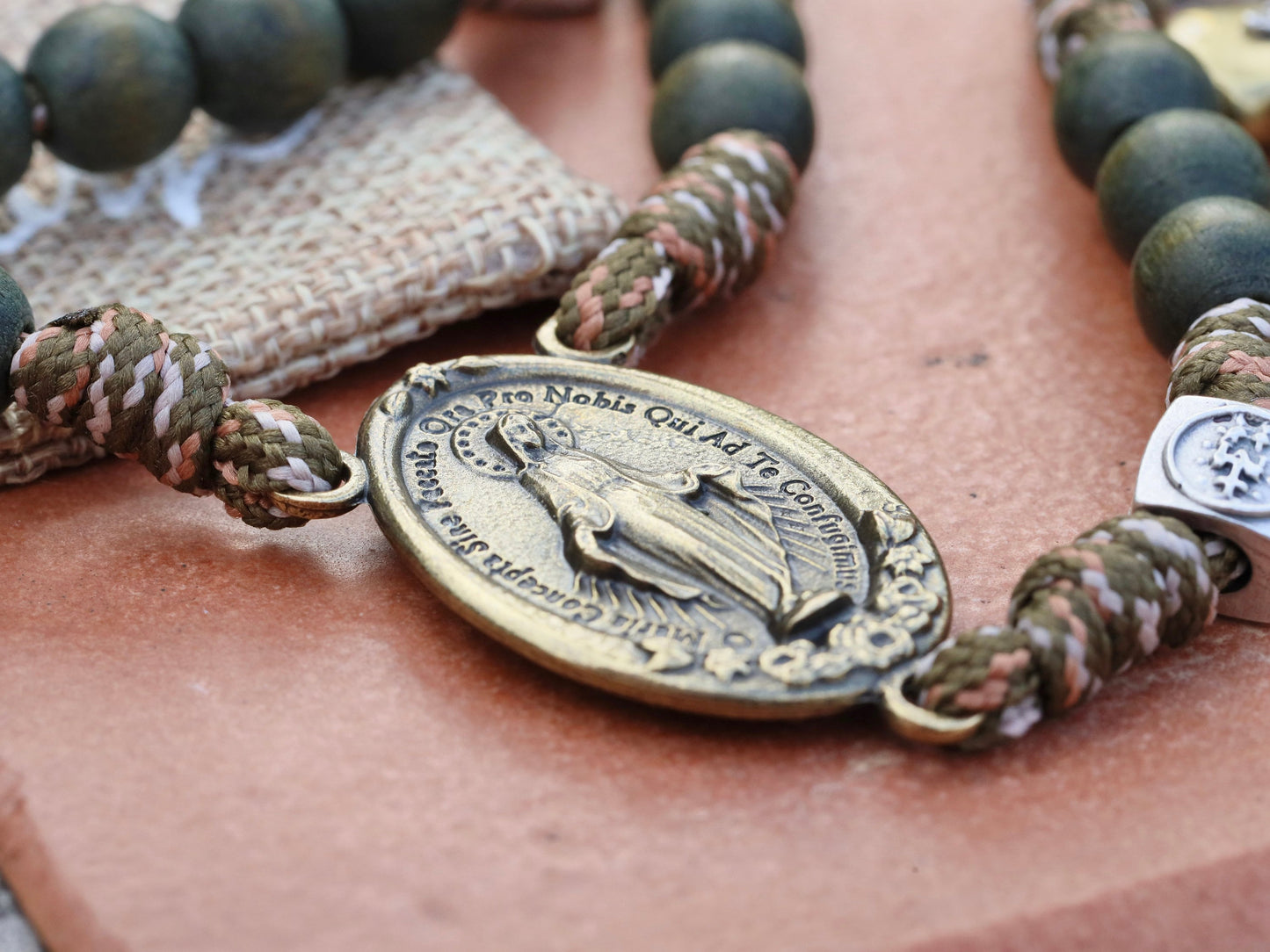 Rosario paracord para hombre, rosario de San Benito y Medalla Milagrosa, rosario verde militar resistente, rosario de cuerda táctica, rosario de crucifijo grande