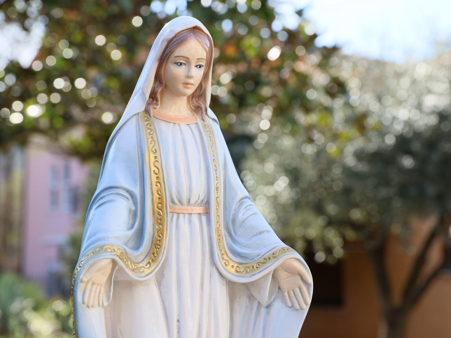 Estatua de Nuestra Señora de Gracia en polvo de mármol sólido, estatua de la Virgen María de 40 cm, estatua de jardín de 15,7 pulgadas de Nuestra Señora, estatua católica del altar del hogar