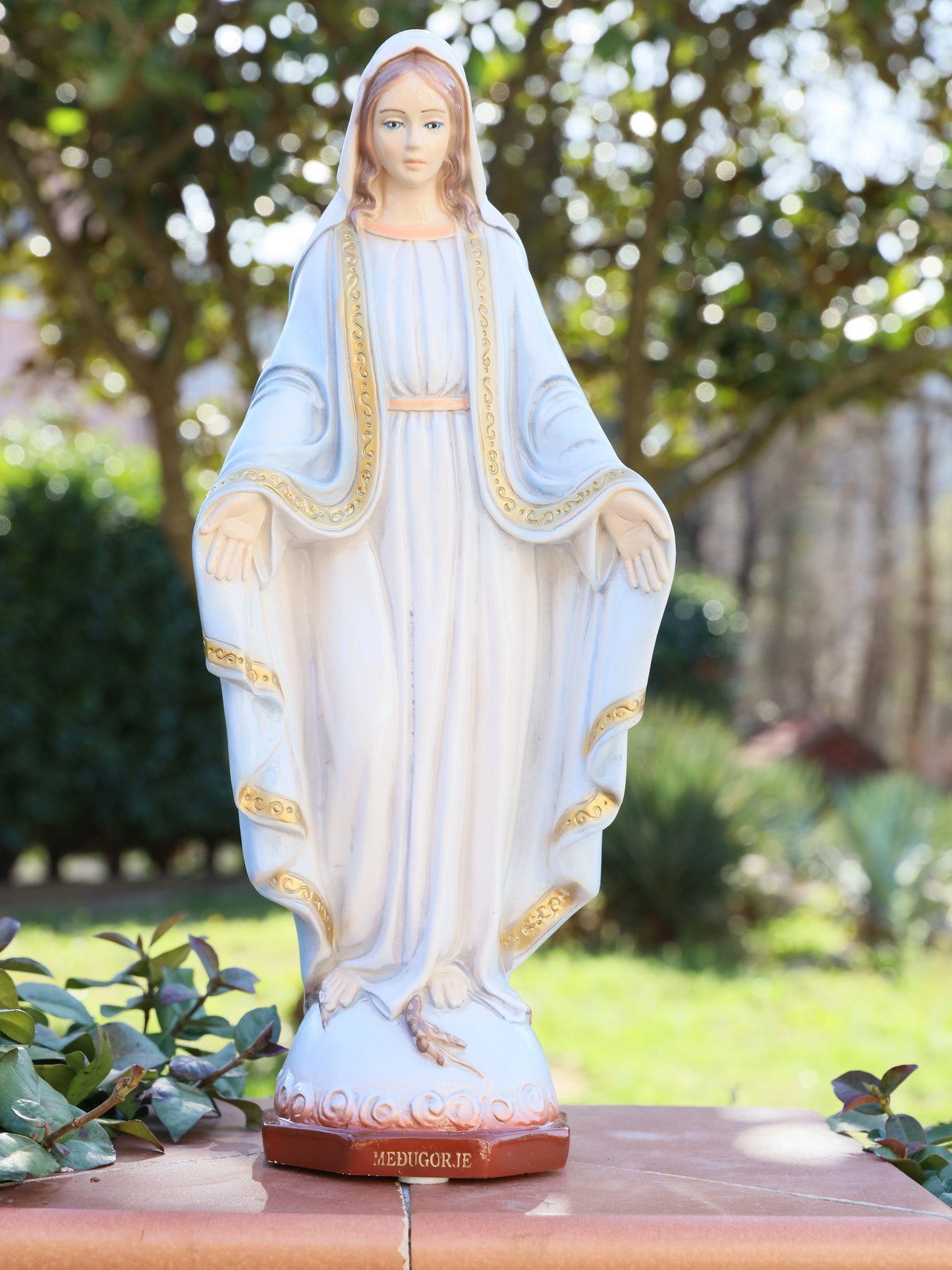 Estatua de Nuestra Señora de Gracia en polvo de mármol sólido, estatua de la Virgen María de 40 cm, estatua de jardín de 15,7 pulgadas de Nuestra Señora, estatua católica del altar del hogar