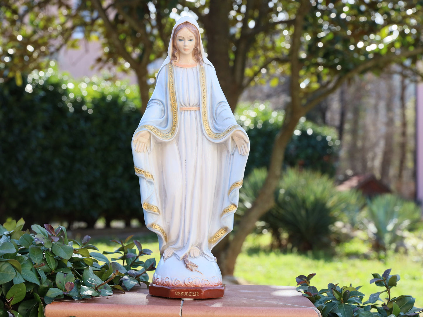 Estatua de Nuestra Señora de Gracia en polvo de mármol sólido, estatua de la Virgen María de 40 cm, estatua de jardín de 15,7 pulgadas de Nuestra Señora, estatua católica del altar del hogar