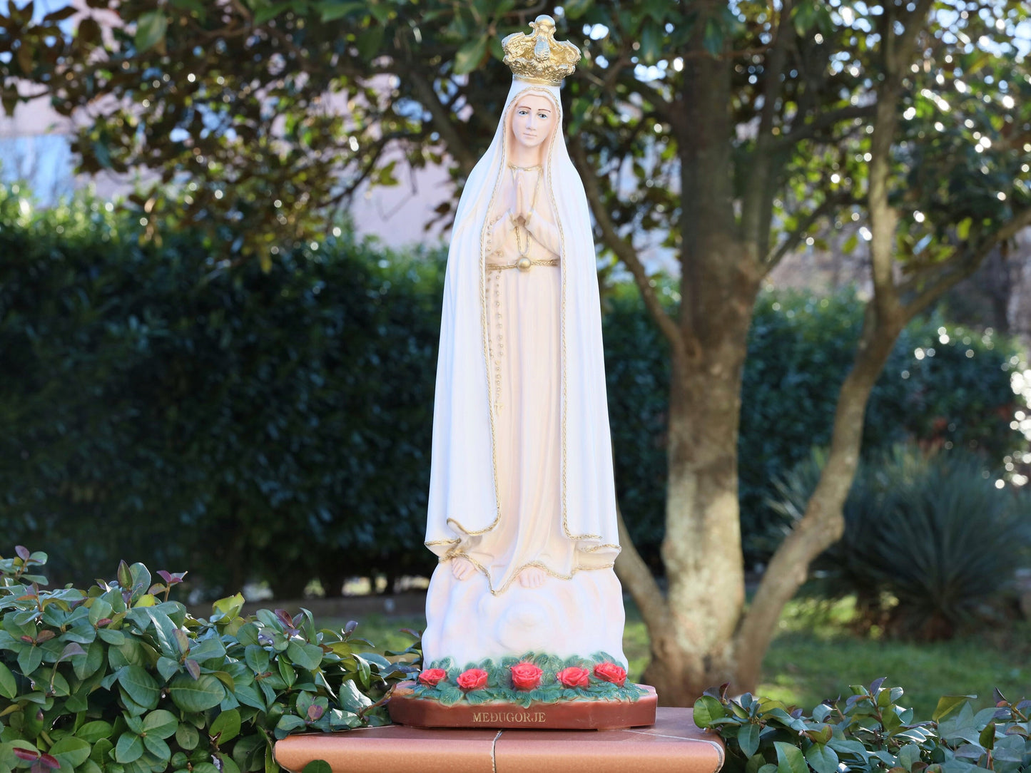 Estatua de Nuestra Señora de Fátima, estatua de la Virgen María de 60 cm, estatua de Nuestra Señora con rosas, estatua del altar del hogar, estatua de jardín en polvo de mármol