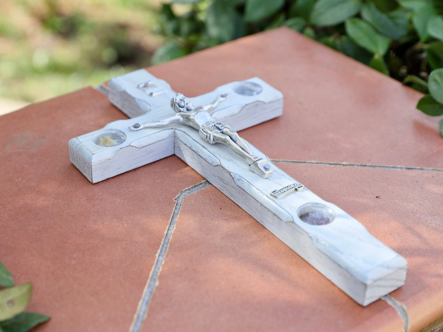 Crucifijo de madera hecho a mano de Medjugorje, cruz con piedra de tierra y flores de la Colina de las Apariciones en Medjugorje, Cruz de pared, cruz reliquia