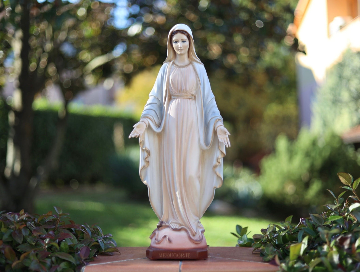 Estatua de mármol de Nuestra Señora de Gracia, estatua al aire libre de Nuestra Señora, estatua de la Virgen María pintada a mano, estatua de Medjugorje, estatua de la Virgen María para el exterior