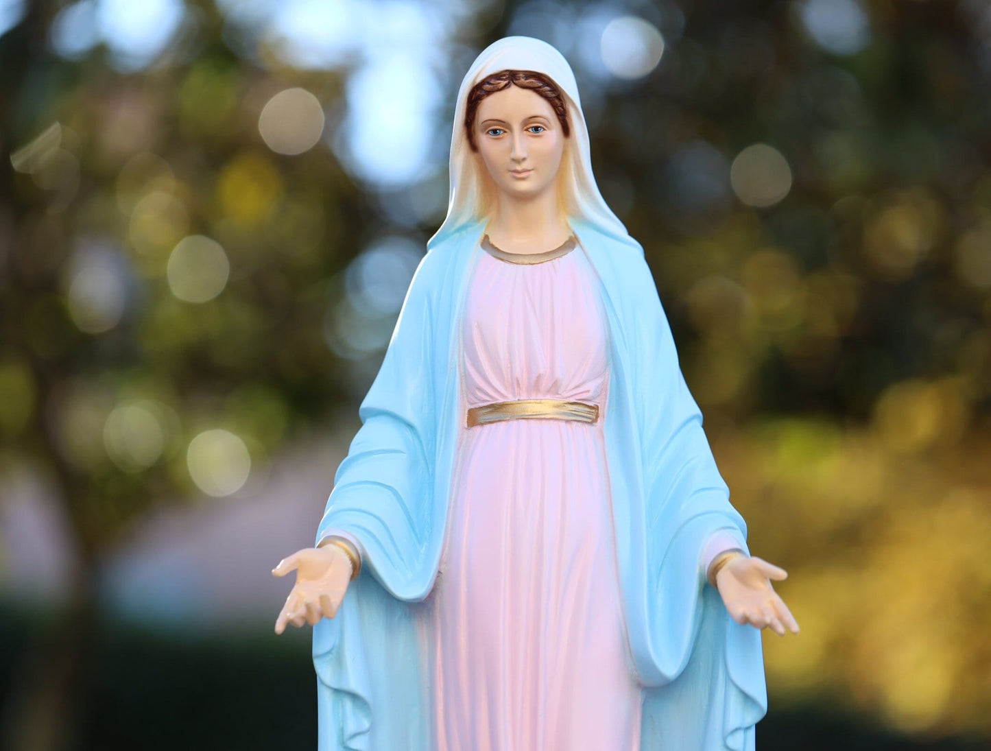 Estatua de mármol de Nuestra Señora de Gracia, estatua al aire libre de Nuestra Señora, estatua de la Virgen María pintada a mano estatua de polvo de mármol sólido, estatua de Medjugorje