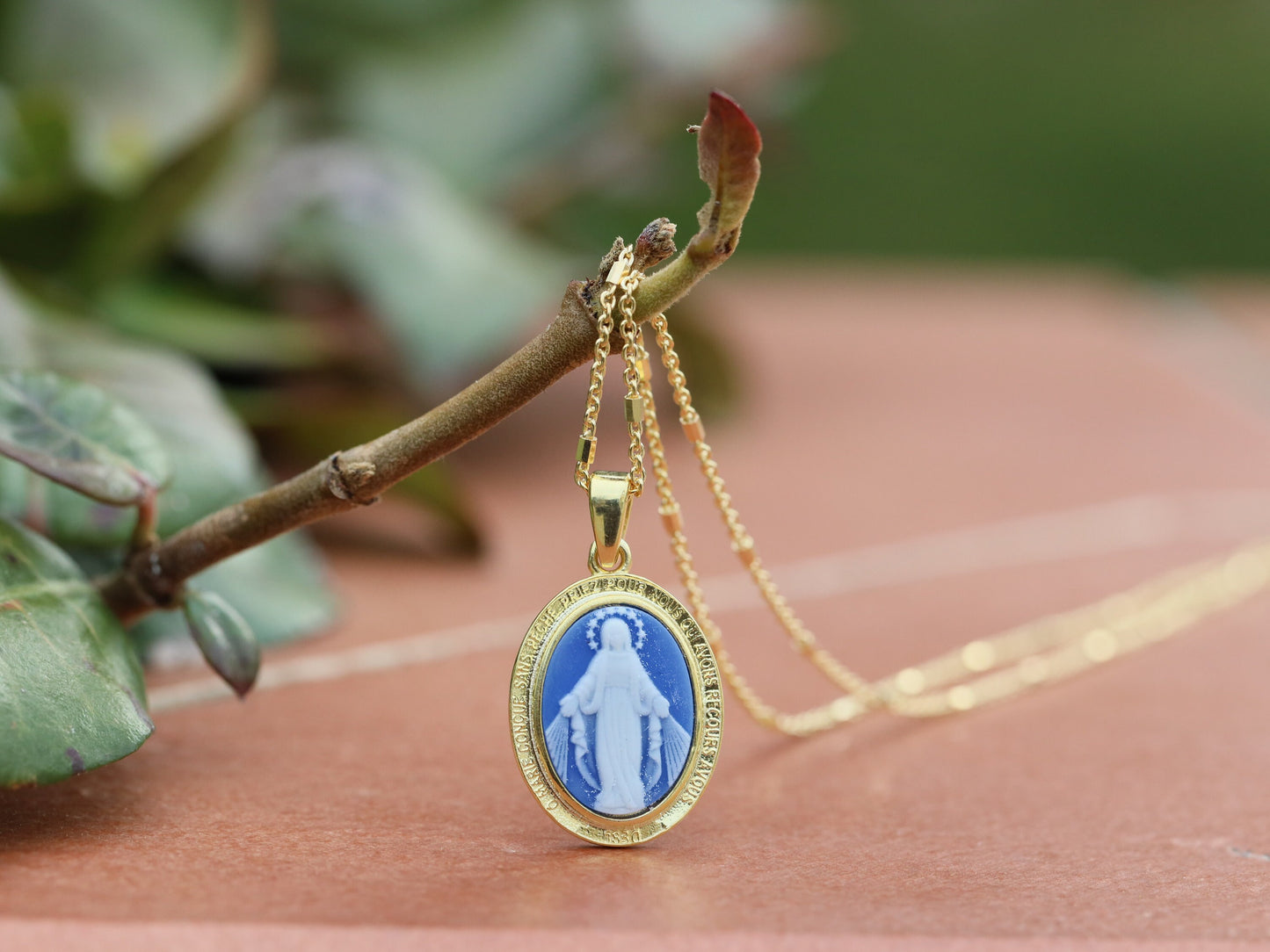 Anhänger mit Kamee „Wunderbare Medaille“, Sterlingsilber mit 18-karätiger Vergoldung, Halskettenanhänger „Unsere Liebe Frau der Gnade“, Anhänger „Jungfrau Mar“ aus blauem Achat