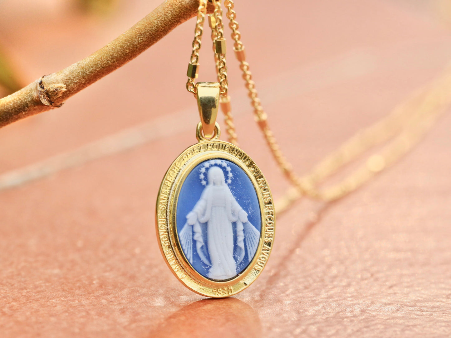 Anhänger mit Kamee „Wunderbare Medaille“, Sterlingsilber mit 18-karätiger Vergoldung, Halskettenanhänger „Unsere Liebe Frau der Gnade“, Anhänger „Jungfrau Mar“ aus blauem Achat