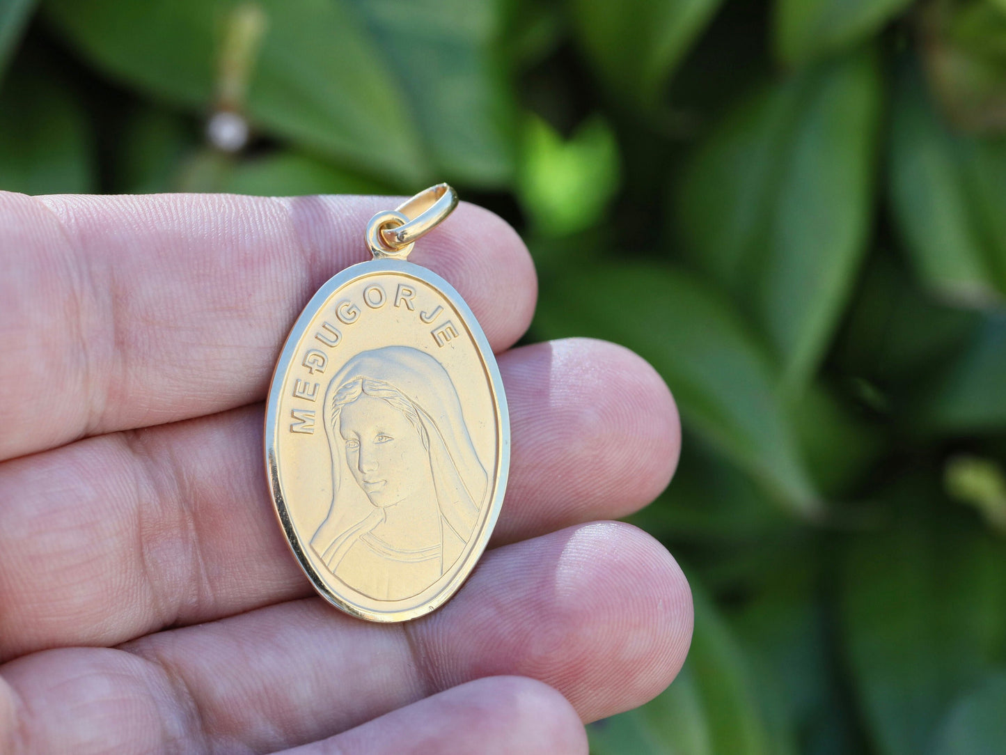 Colgante de collar de Nuestra Señora de Medjugorje chapado en oro de 18 quilates de plata de primera ley, colgante de 32 mm de la Virgen María de Medjugorje, collar de 18 pulgadas