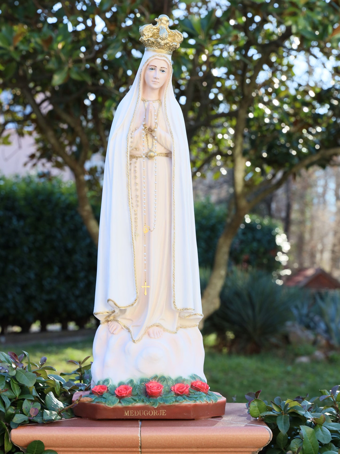 Estatua de Nuestra Señora de Fátima, estatua de la Virgen María de 60 cm, estatua de Nuestra Señora con rosas, estatua del altar del hogar, estatua de jardín en polvo de mármol
