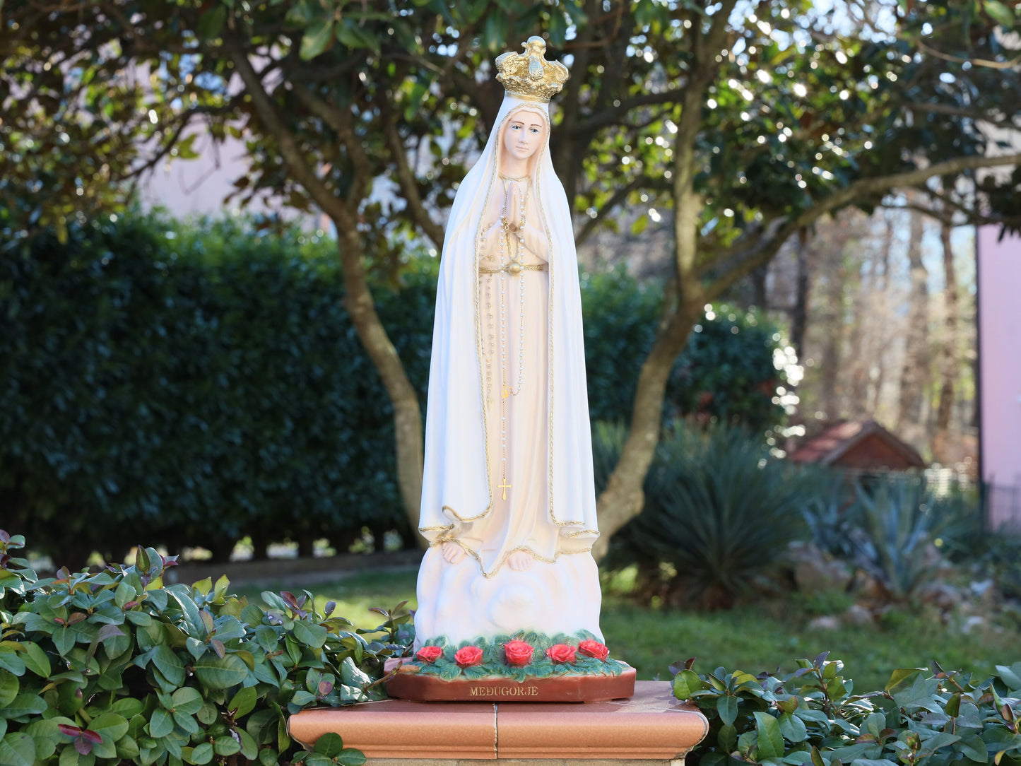Estatua de Nuestra Señora de Fátima, estatua de la Virgen María de 60 cm, estatua de Nuestra Señora con rosas, estatua del altar del hogar, estatua de jardín en polvo de mármol