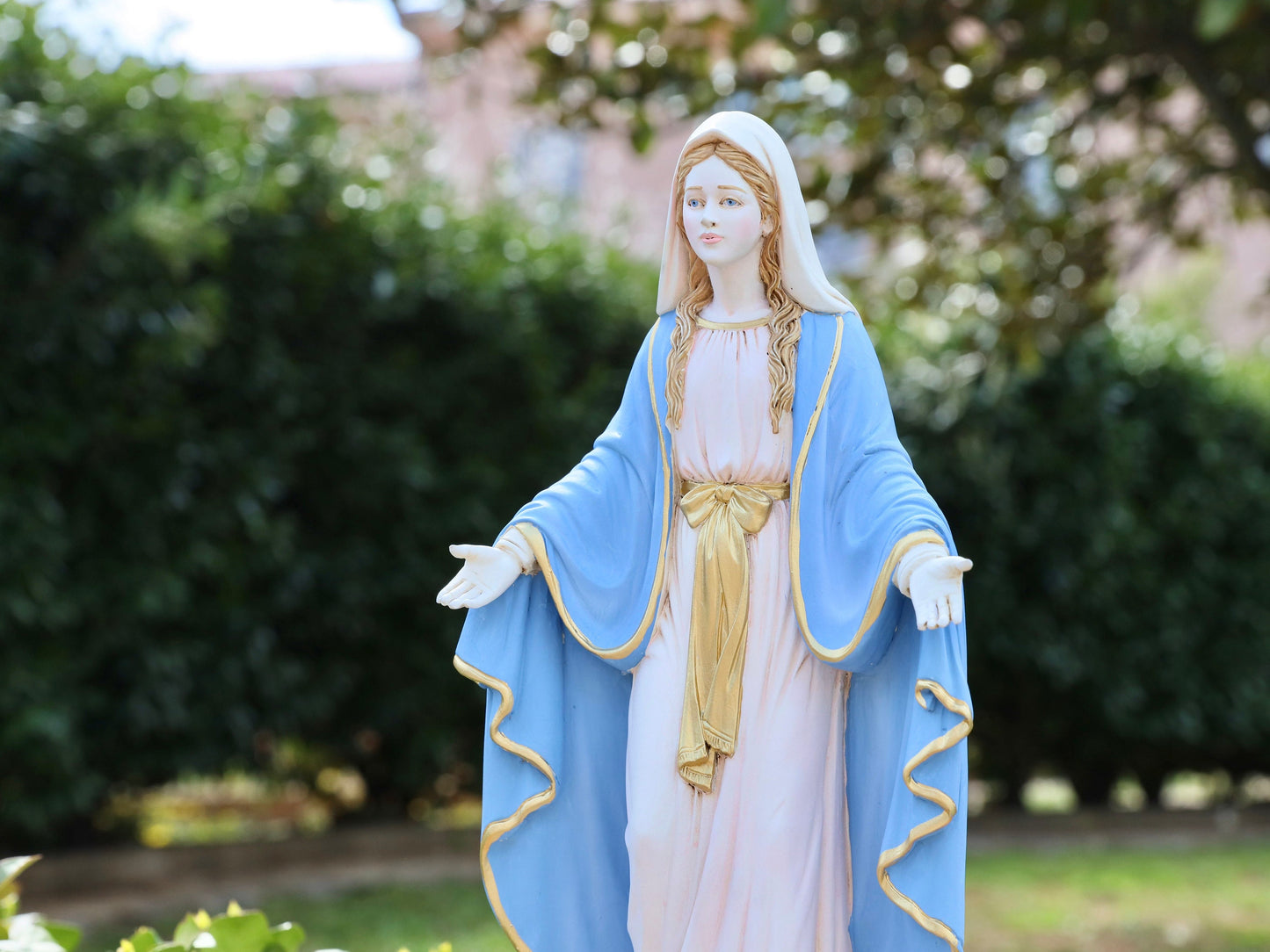 Estatua de Nuestra Señora de Gracia, estatua de la Virgen María de 40 cm, estatua de la medalla de Nuestra Señora de la Milagrosa, estatua de polvo de mármol con Medalla Milagrosa real