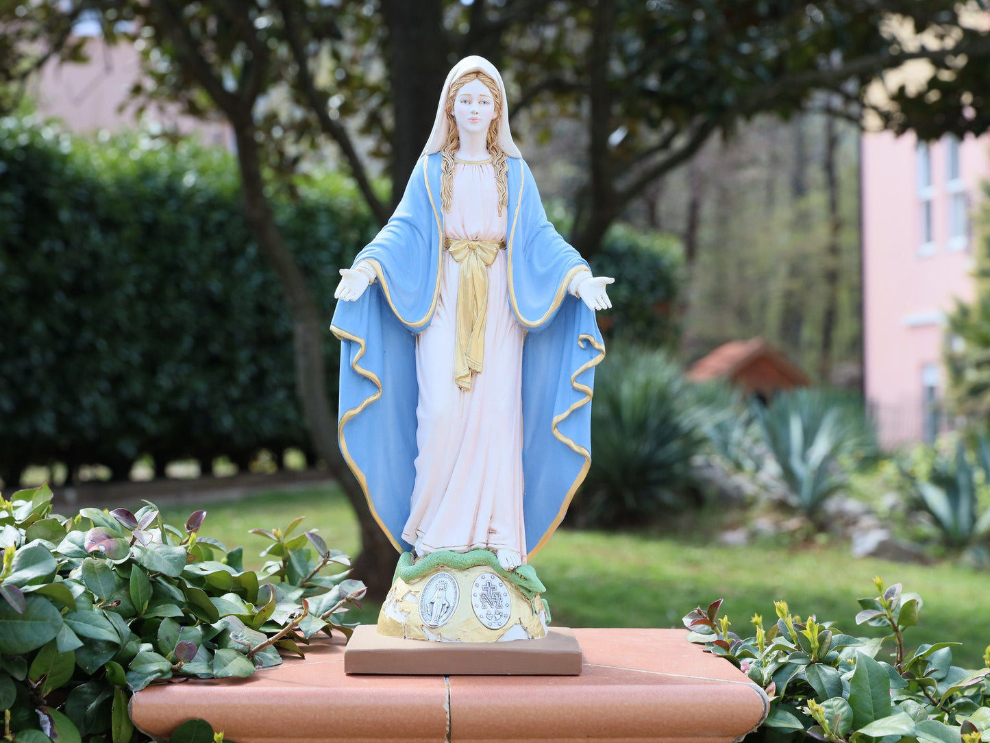 Estatua de Nuestra Señora de Gracia, estatua de la Virgen María de 40 cm, estatua de la medalla de Nuestra Señora de la Milagrosa, estatua de polvo de mármol con Medalla Milagrosa real