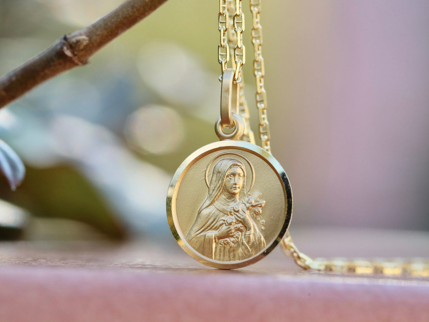 Santa Teresa de la Florecita, colgante de oro de 18 kt sobre plata de ley, Santa Teresa del Pequeño Jesús, medalla de santa católica, medalla de regalo para mujer