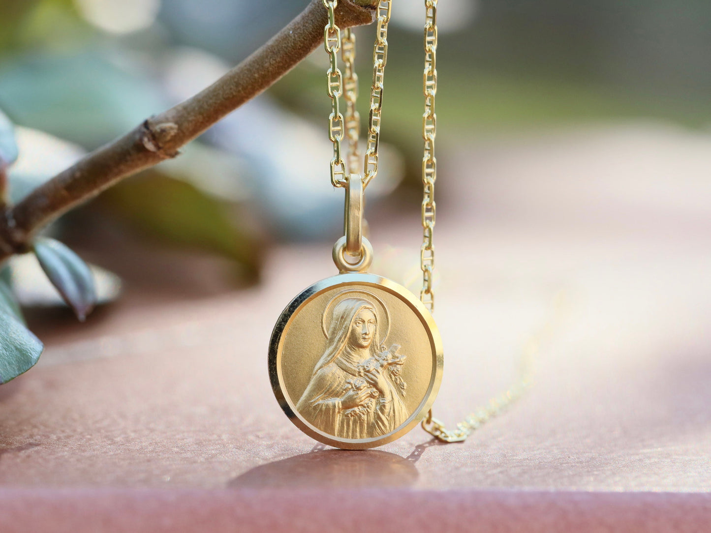 Santa Teresa de la Florecita, colgante de oro de 18 kt sobre plata de ley, Santa Teresa del Pequeño Jesús, medalla de santa católica, medalla de regalo para mujer