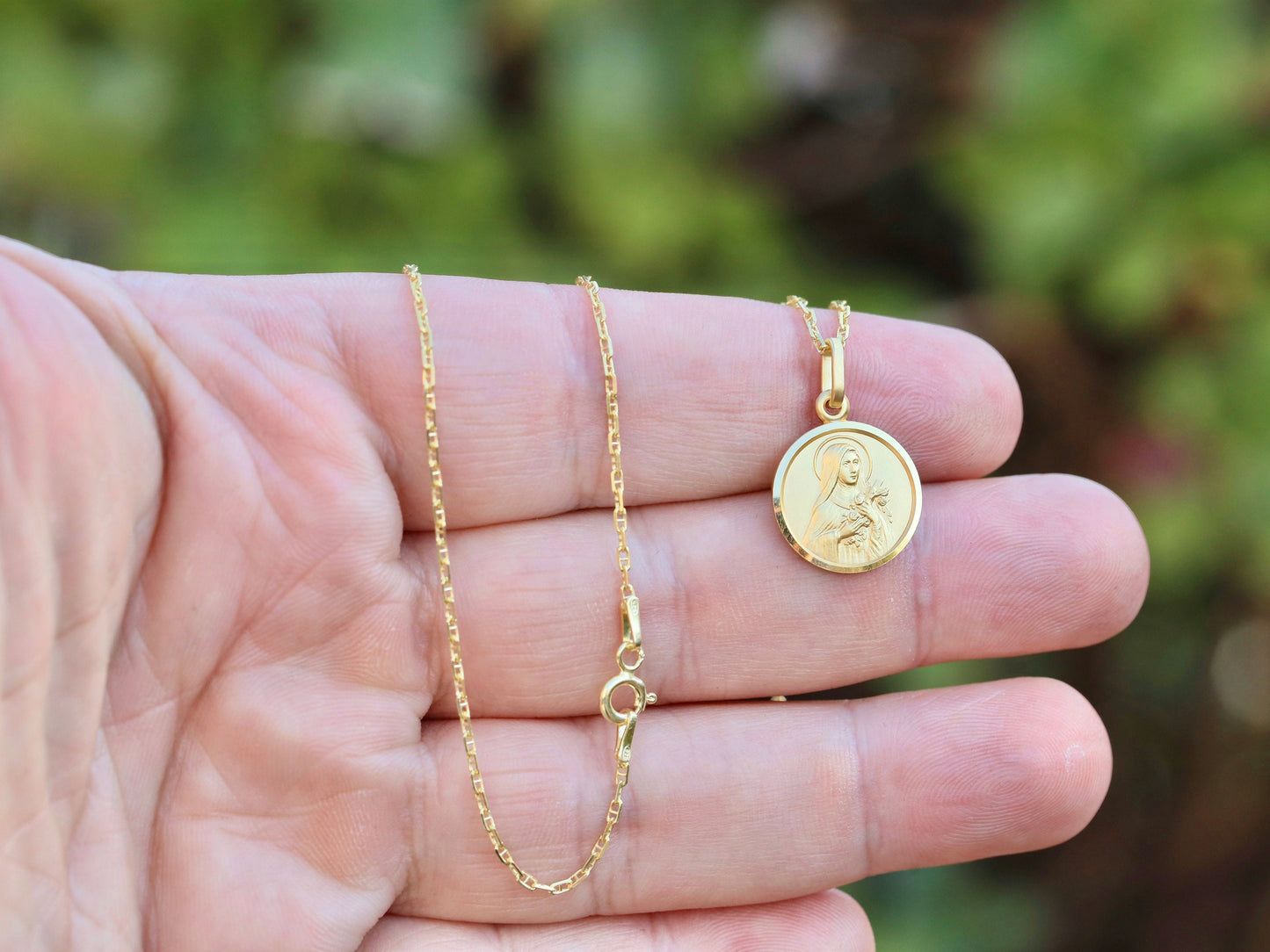 Santa Teresa de la Florecita, colgante de oro de 18 kt sobre plata de ley, Santa Teresa del Pequeño Jesús, medalla de santa católica, medalla de regalo para mujer