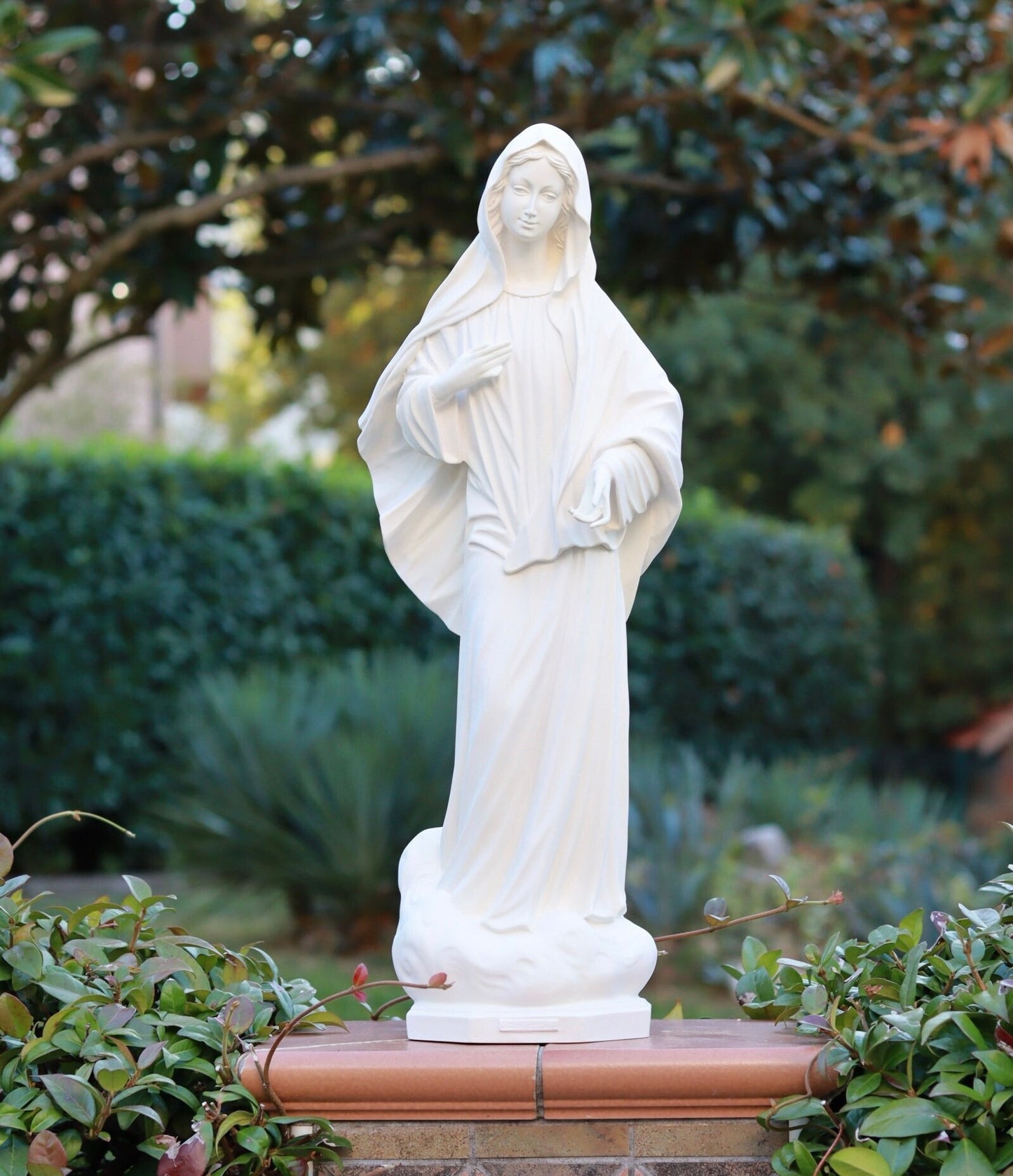 Estatua de Medjugorje, escultura de Nuestra Señora, estatua de la Reina de la Paz, estatua católica al aire libre, estatua del altar del hogar, estatua de polvo de mármol de la Virgen María