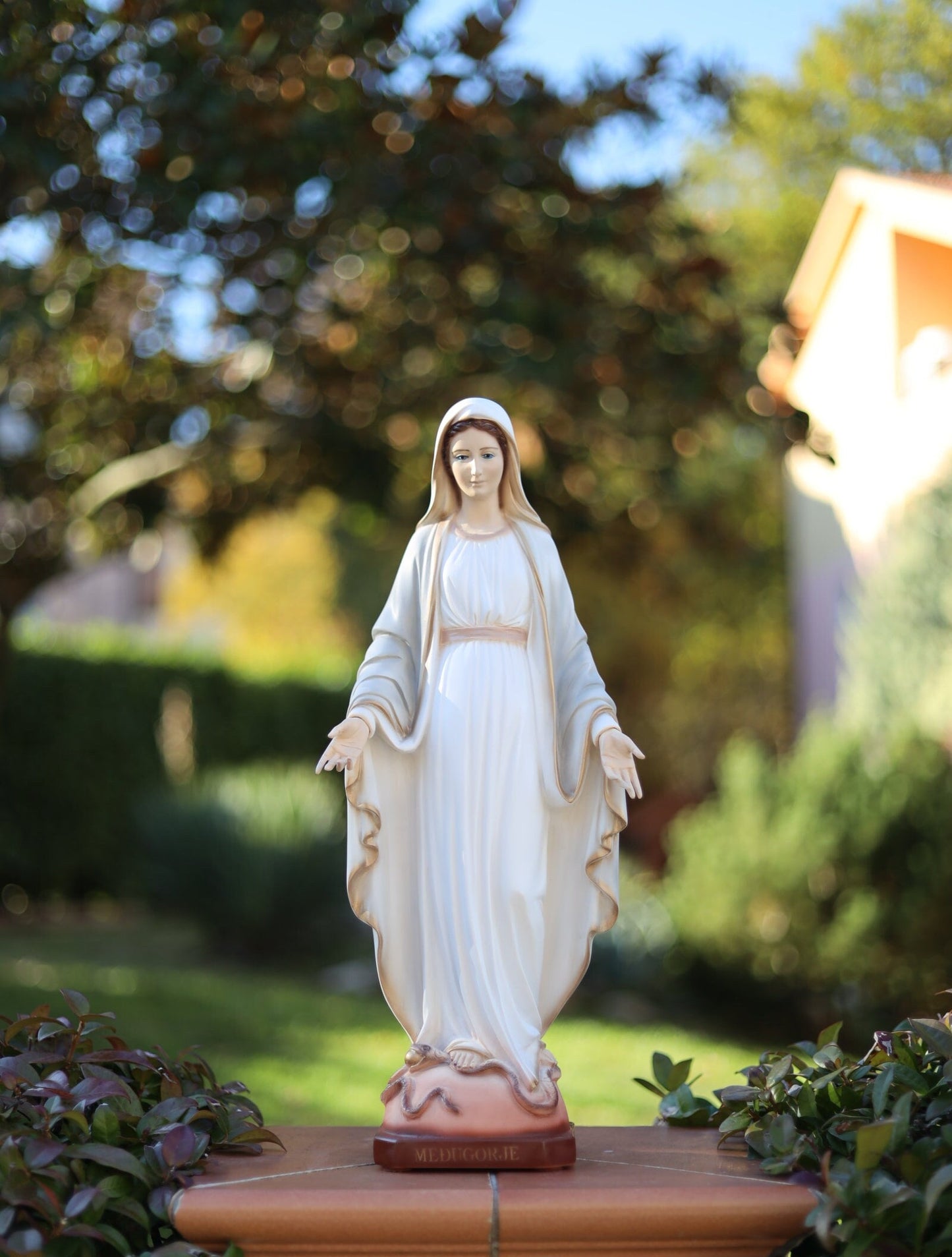 Estatua de mármol de Nuestra Señora de Gracia, estatua de Nuestra Señora al aire libre, estatua de la Virgen María pintada, estatua de Medjugorje, estatua de la Virgen María para el exterior