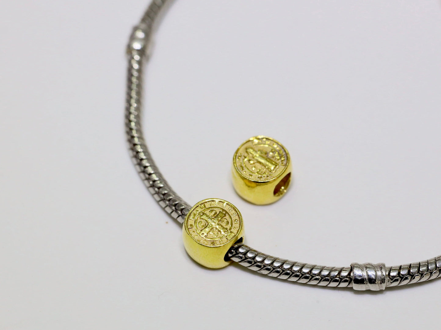 Cuenta compatible con pulsera San Benito Pandora, encanto de plata de ley 925, encanto de pulsera de estilo europeo, medalla de San Benito chapada en oro