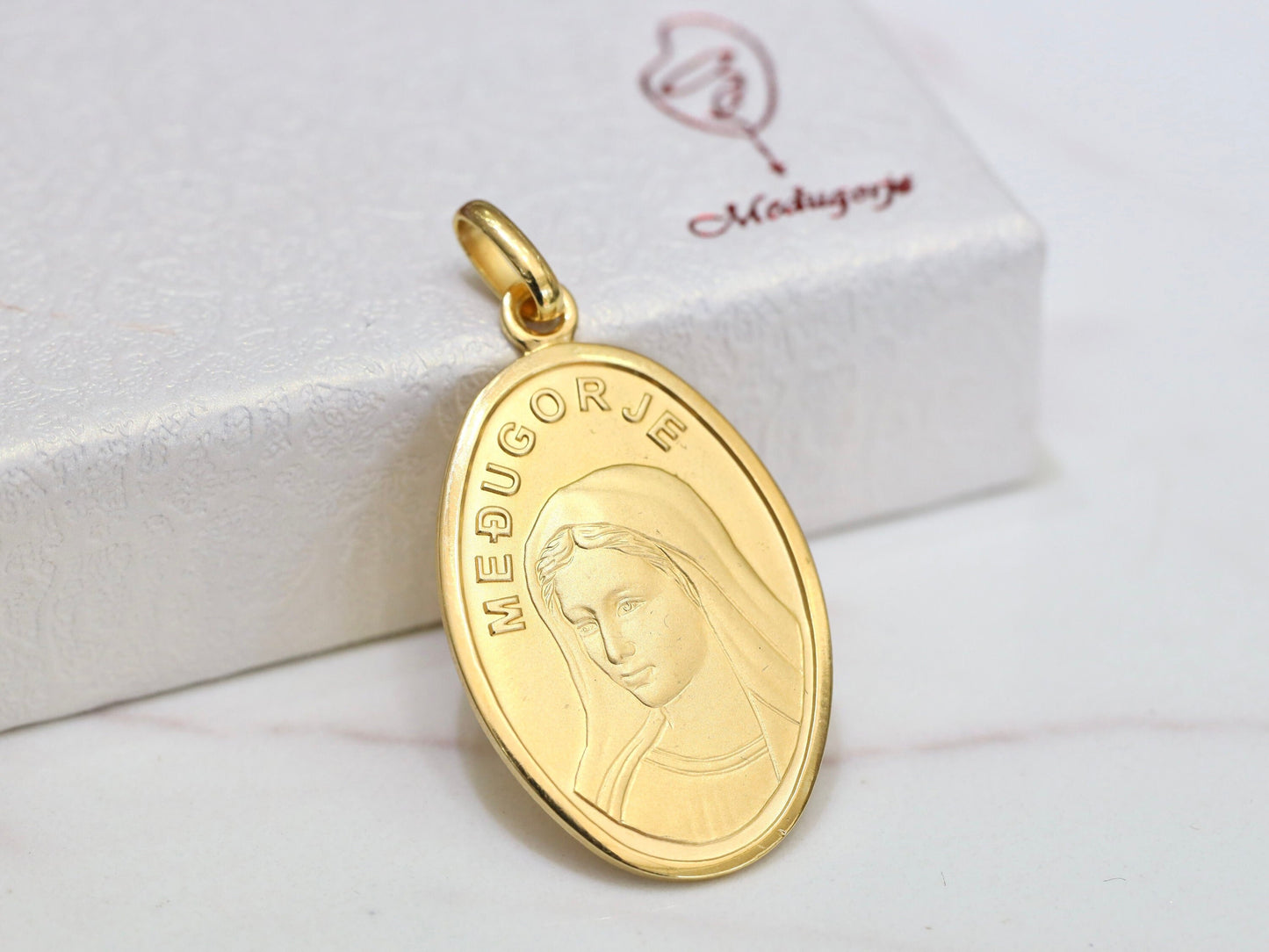 Colgante de collar de Nuestra Señora de Medjugorje chapado en oro de 18 quilates de plata de primera ley, colgante de 32 mm de la Virgen María de Medjugorje, collar de 18 pulgadas