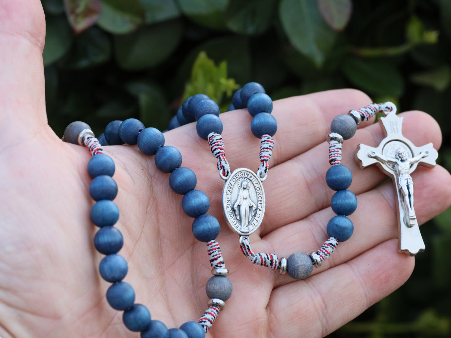 Rosario paracord pequeño, cuentas de rosario de madera de acacia, rosario católico, rosario crucifijo de San Benito, rosario de la Medalla Milagrosa, regalo de rosario para el hombre