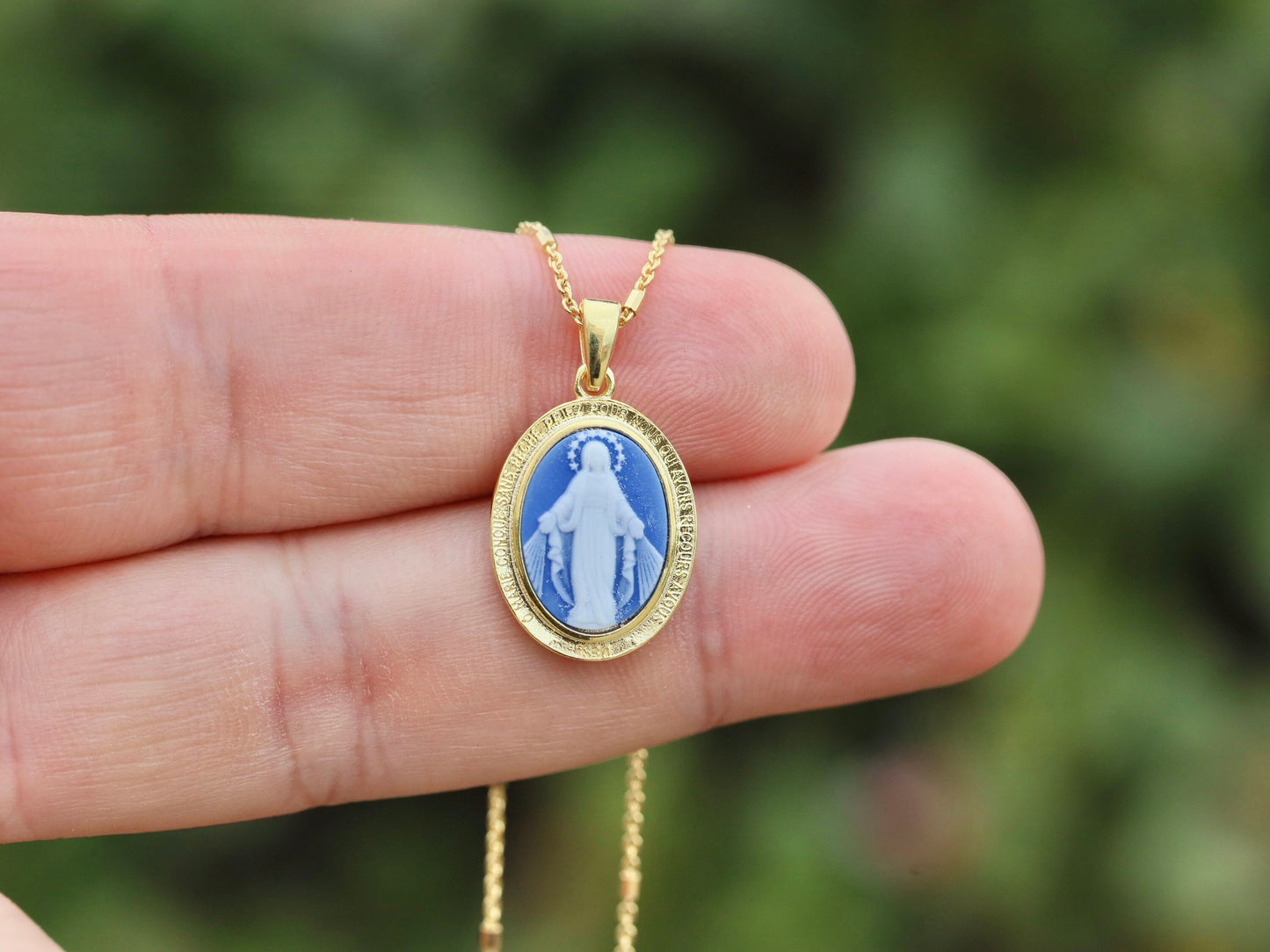 Anhänger mit Kamee „Wunderbare Medaille“, Sterlingsilber mit 18-karätiger Vergoldung, Halskettenanhänger „Unsere Liebe Frau der Gnade“, Anhänger „Jungfrau Mar“ aus blauem Achat