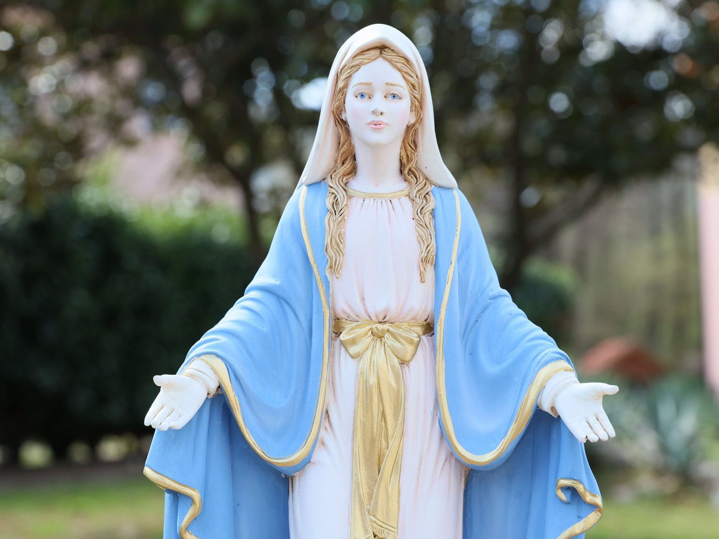 Estatua de Nuestra Señora de Gracia, estatua de la Virgen María de 40 cm, estatua de la medalla de Nuestra Señora de la Milagrosa, estatua de polvo de mármol con Medalla Milagrosa real