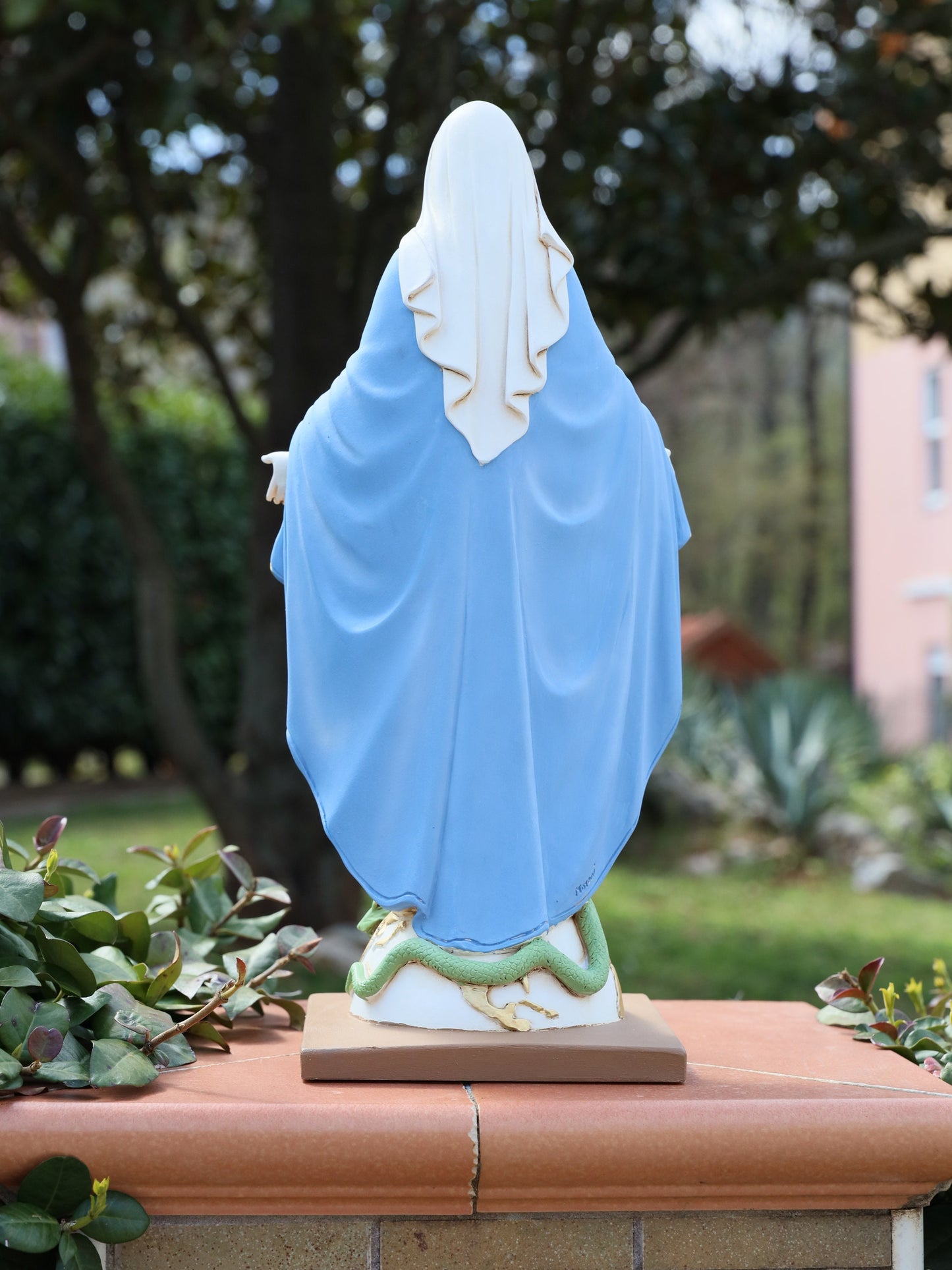 Estatua de Nuestra Señora de Gracia, estatua de la Virgen María de 40 cm, estatua de la medalla de Nuestra Señora de la Milagrosa, estatua de polvo de mármol con Medalla Milagrosa real