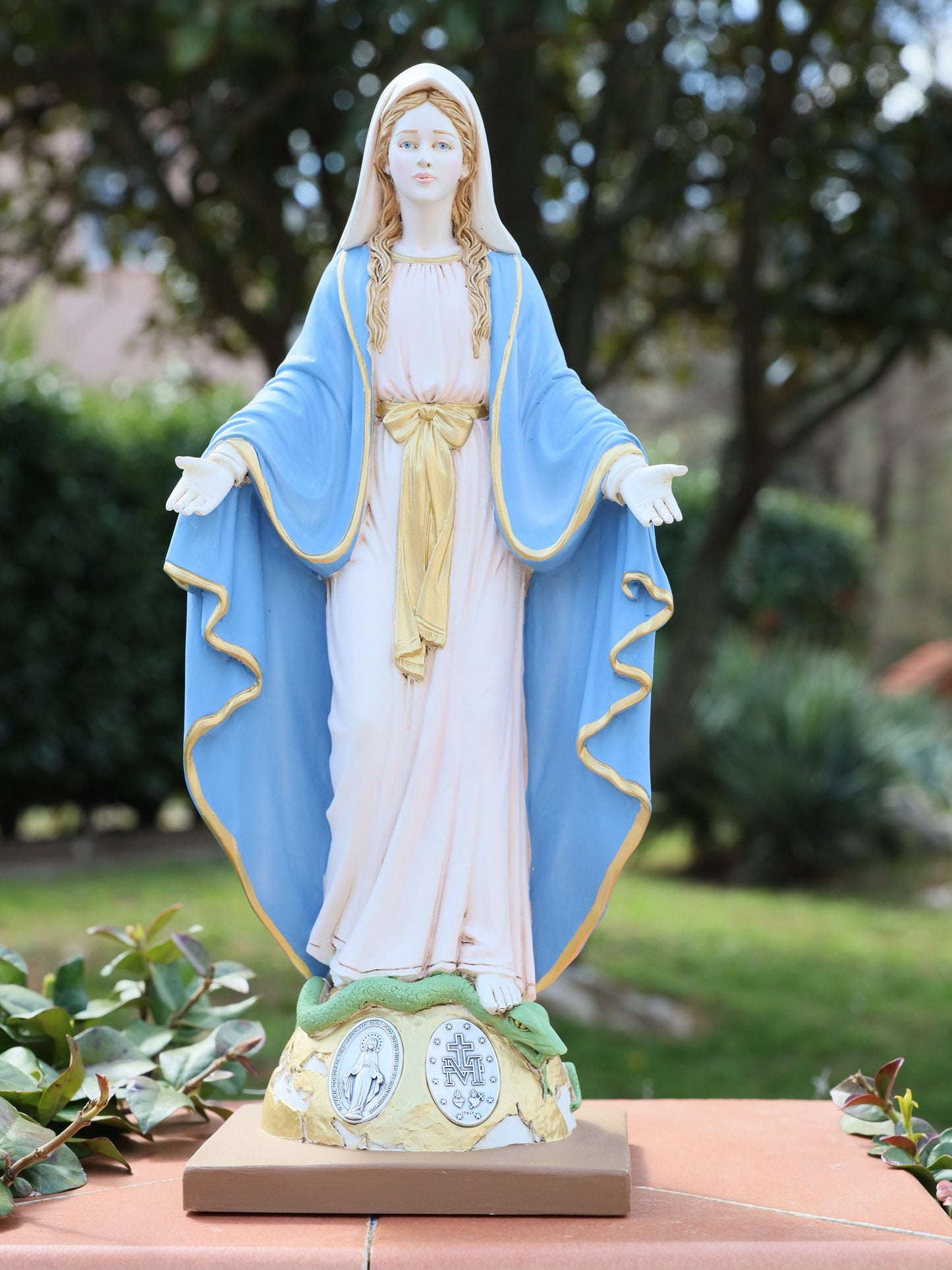 Estatua de Nuestra Señora de Gracia, estatua de la Virgen María de 40 cm, estatua de la medalla de Nuestra Señora de la Milagrosa, estatua de polvo de mármol con Medalla Milagrosa real
