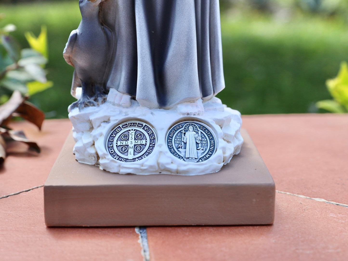 Estatua de San Benito, estatua del Santo Padre Benedicto de 30 cm, estatua con medalla de San Benito, estatua católica del altar del hogar, estatua de protección contra el mal