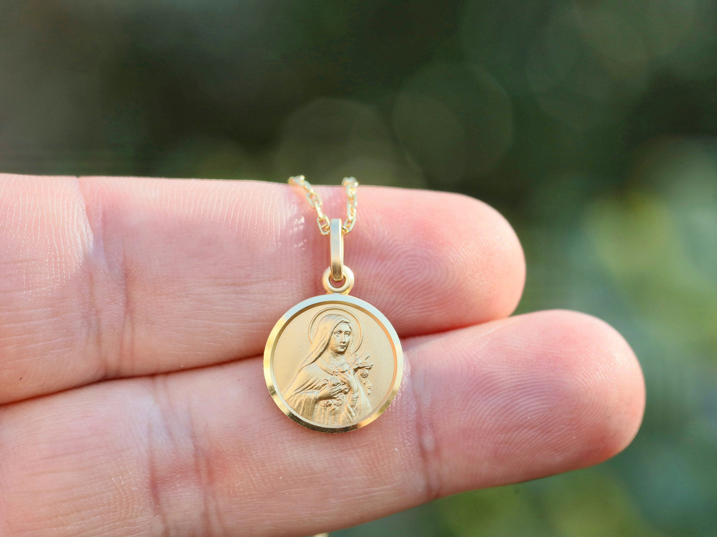 Santa Teresa de la Florecita, colgante de oro de 18 kt sobre plata de ley, Santa Teresa del Pequeño Jesús, medalla de santa católica, medalla de regalo para mujer