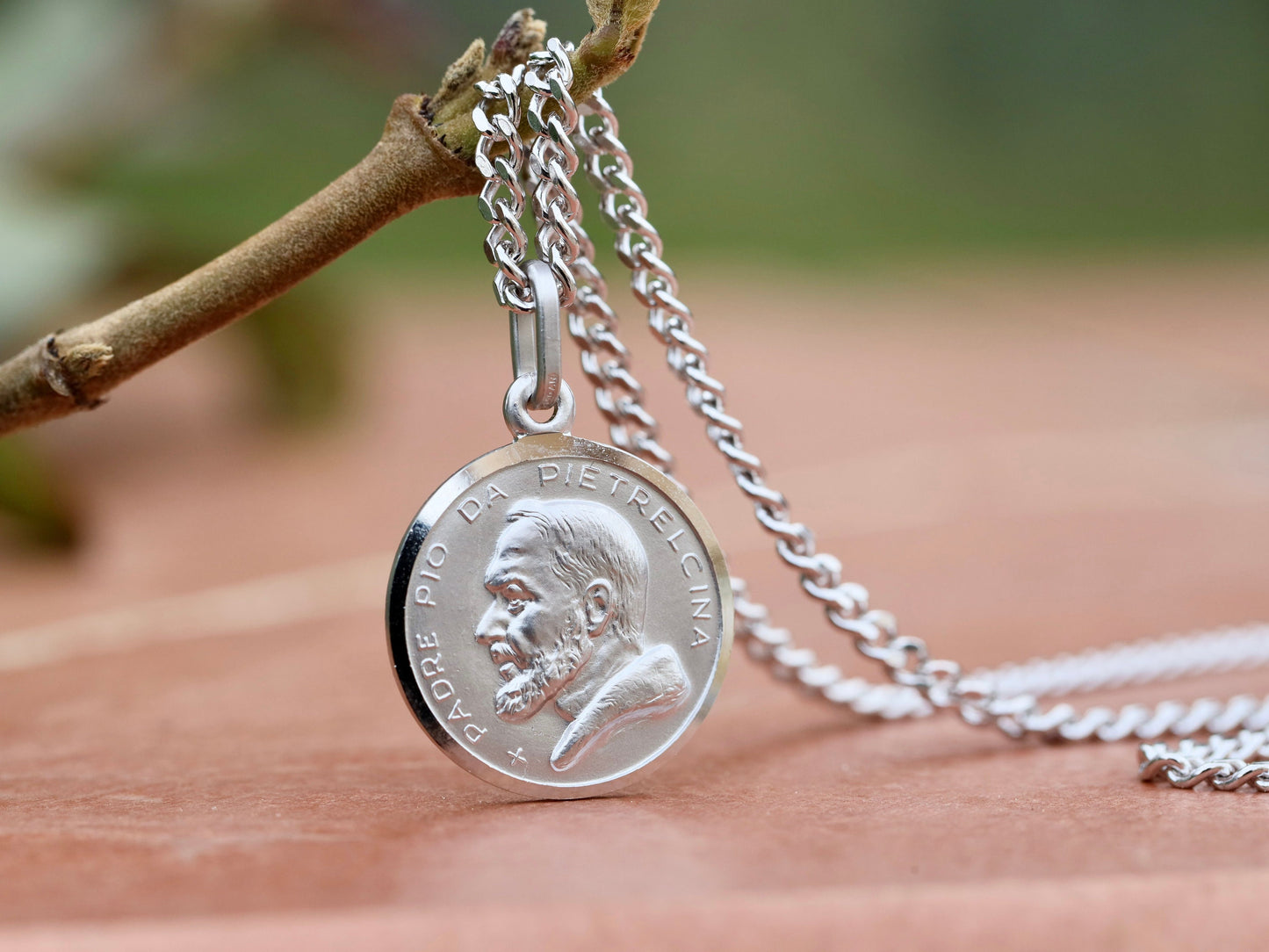 Medalla del Padre Pío de tamaño mediano, plata de ley 925, medalla de San Pío de Pietricina, medalla de 17 mm para hombre o mujer, medalla del santo católico,