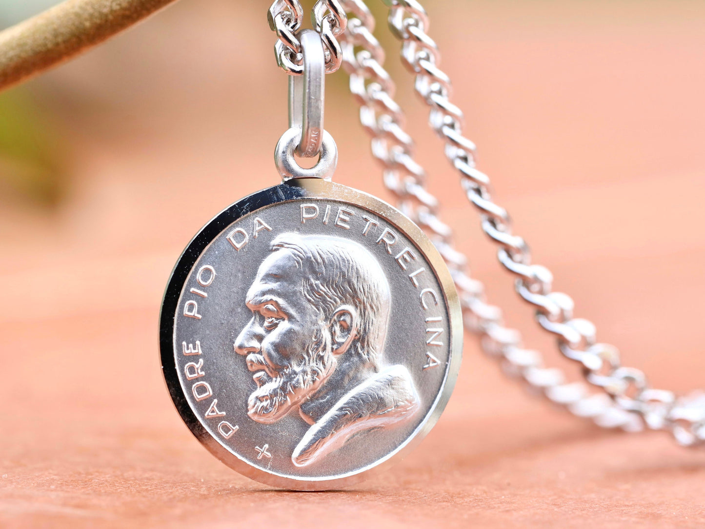 Medalla del Padre Pío de tamaño mediano, plata de ley 925, medalla de San Pío de Pietricina, medalla de 17 mm para hombre o mujer, medalla del santo católico,