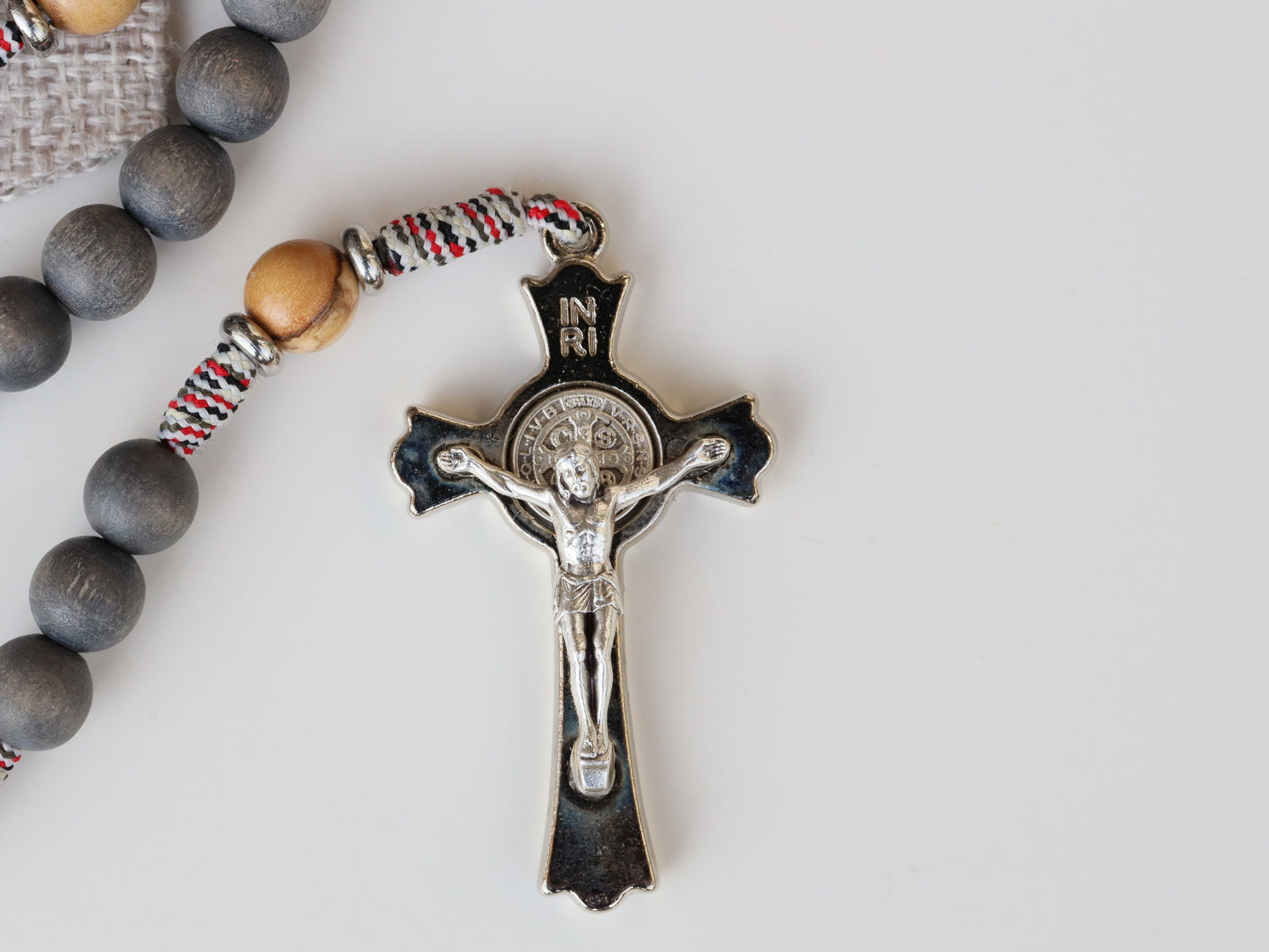 Rosario Parcord, rosario de madera hecho a mano, cruz de San Benito y rosario de la Medalla Milagrosa, pequeño rosario guerrero Paracord, regalo de rosario para el hombre