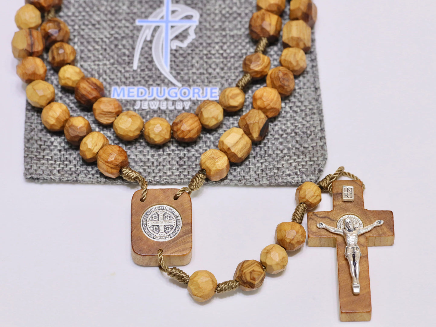 Rosario de madera de olivo, rosario robusto hecho a mano, rosario crucifijo de San Benito, cuentas de madera de olivo talladas a mano, rosario católico para hombre con bolsa