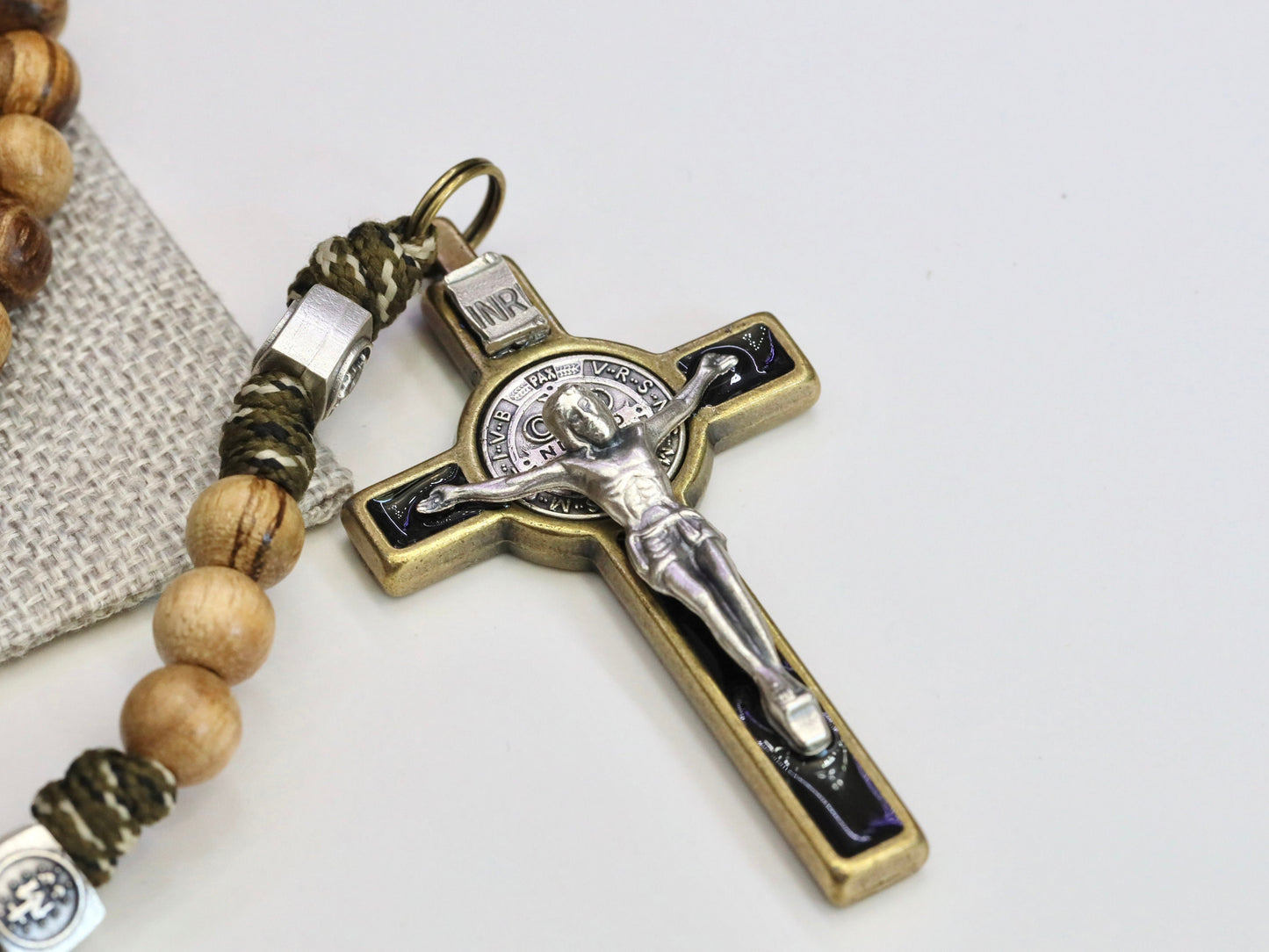 Rosario paracord grande, rosario robusto para hombre, rosario de madera marrón, rosario crucifijo de San Benito, pieza central Reina de la Paz y Misericordia Divina