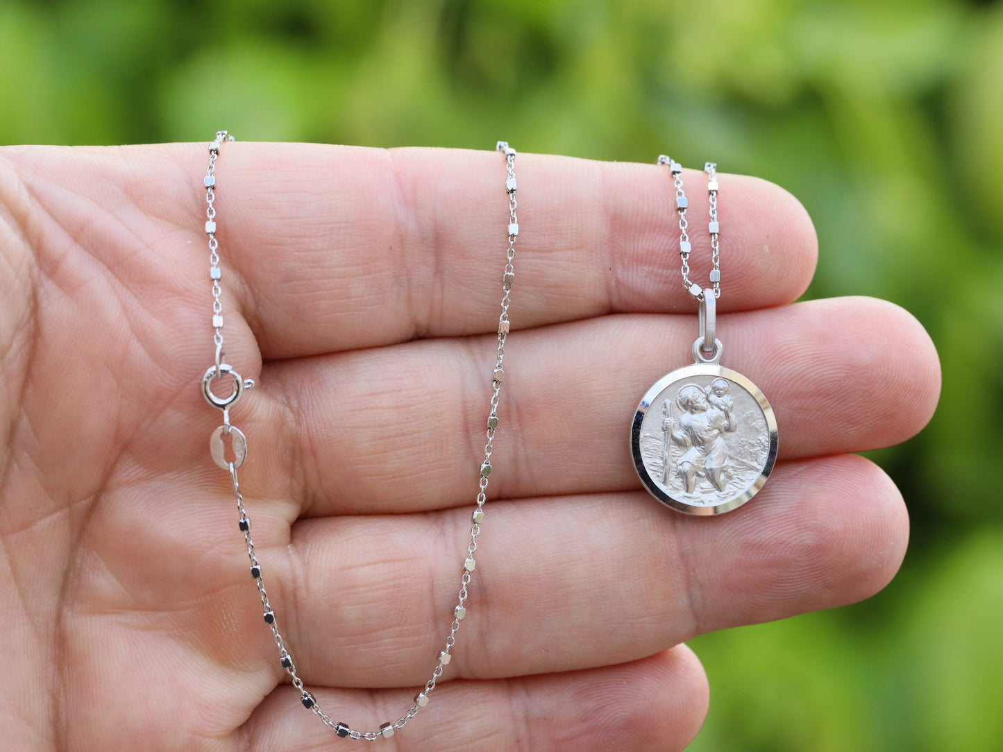 Medalla redonda de San Cristóbal de 17 mm con centro de mesa satinado y bordes con corte de diamante