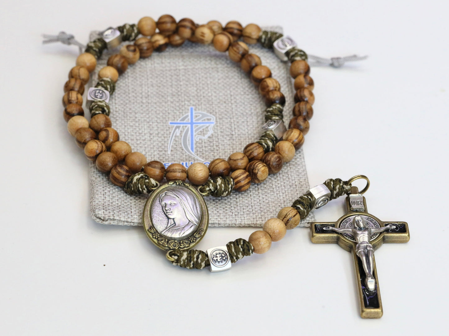 Rosario paracord grande, rosario robusto para hombre, rosario de madera marrón, rosario crucifijo de San Benito, pieza central Reina de la Paz y Misericordia Divina