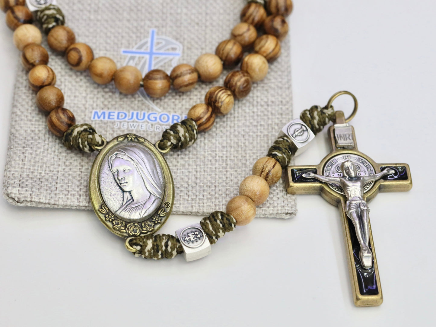 Rosario paracord grande, rosario robusto para hombre, rosario de madera marrón, rosario crucifijo de San Benito, pieza central Reina de la Paz y Misericordia Divina