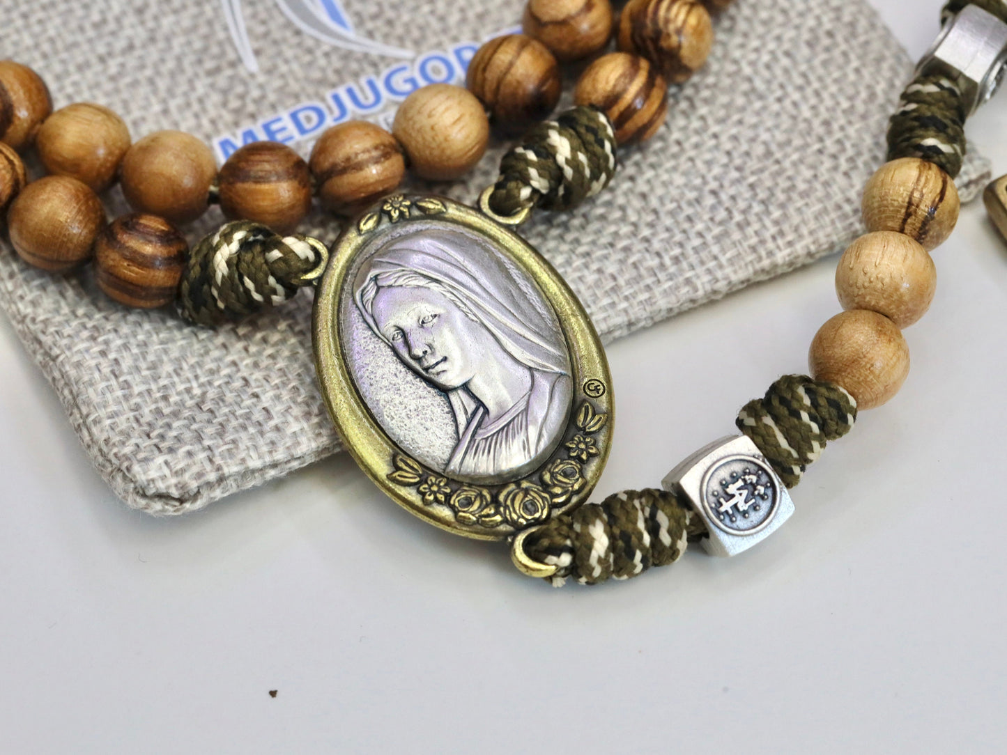 Rosario paracord grande, rosario robusto para hombre, rosario de madera marrón, rosario crucifijo de San Benito, pieza central Reina de la Paz y Misericordia Divina