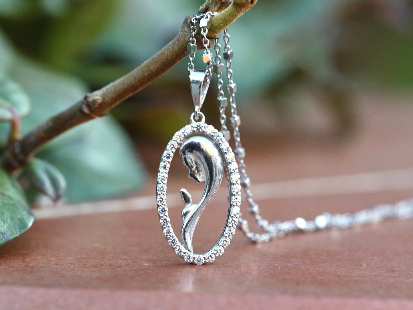 Colgante Nuestra Señora, encanto Virgen María, colgante de plata de ley 925, colgante para mujer, collar católico, colgante moderno de Nuestra Señora de Gracia